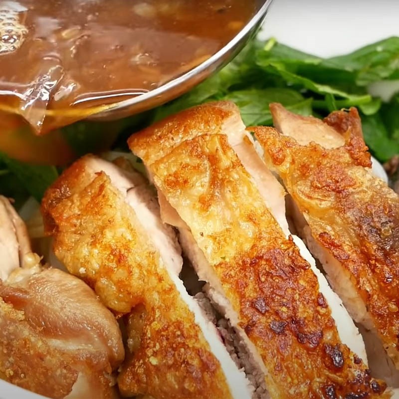 Bước 5 Trụng phở và hoàn thành Phở gà trộn da giòn