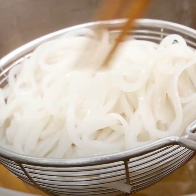 Bước 5 Trụng phở và hoàn thành Phở gà trộn da giòn