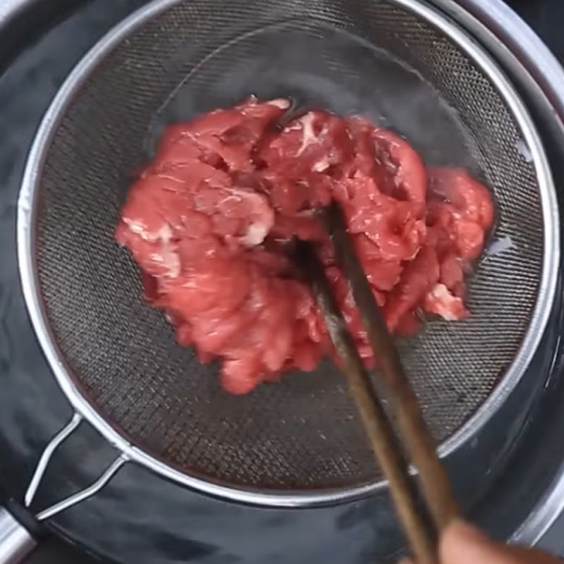 Bước 4 Trụng phở và thịt bò Phở xương heo
