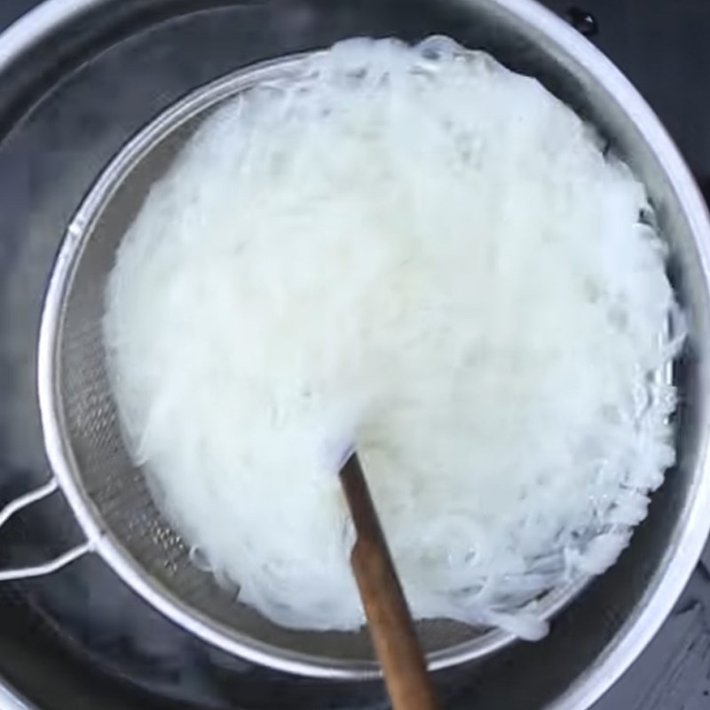 Bước 4 Trụng phở và thịt bò Phở xương heo