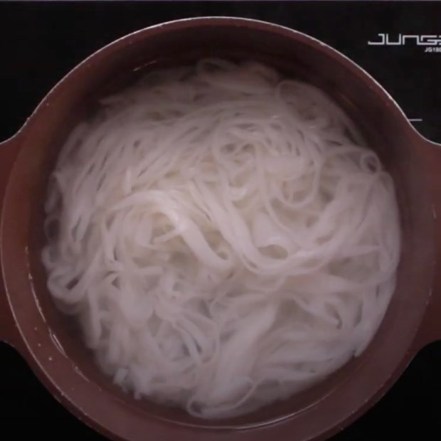 Bước 2 Trụng phở Phở trộn thịt băm