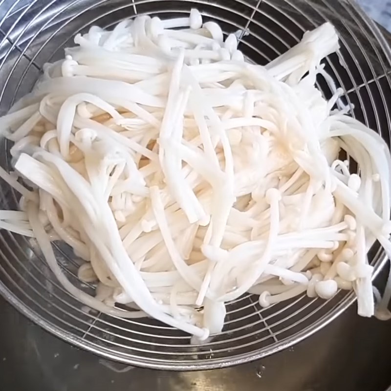 Bước 1 Trụng sơ nấm Gỏi xoài nấm kim châm chay