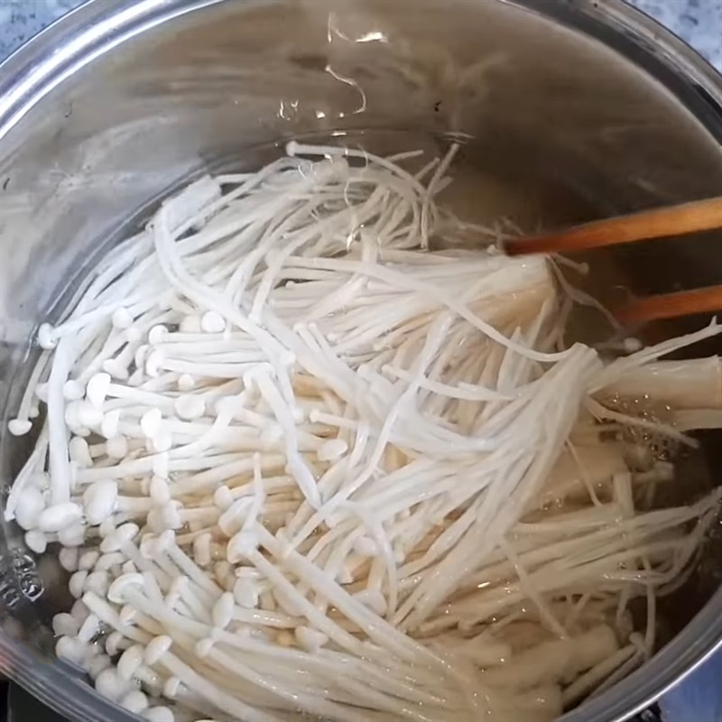 Bước 1 Trụng sơ nấm Gỏi xoài nấm kim châm chay