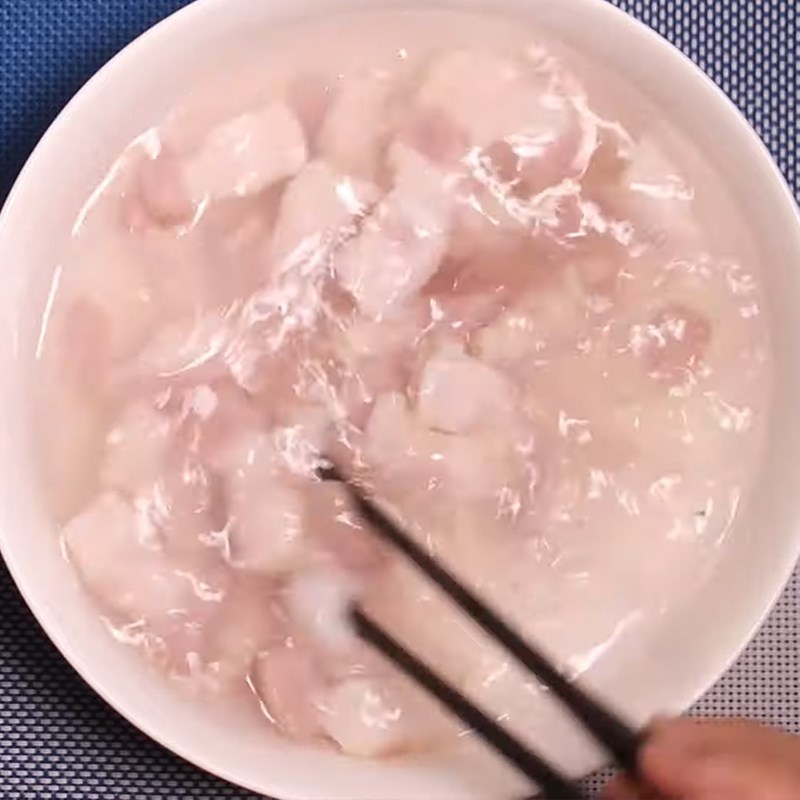 Bước 2 Trụng sơ thịt Mắm cá lóc chưng