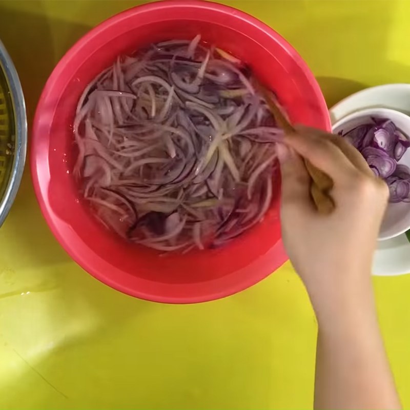 Bước 3 Trụng sơ thịt bò và hành tây Gỏi bò hành tây