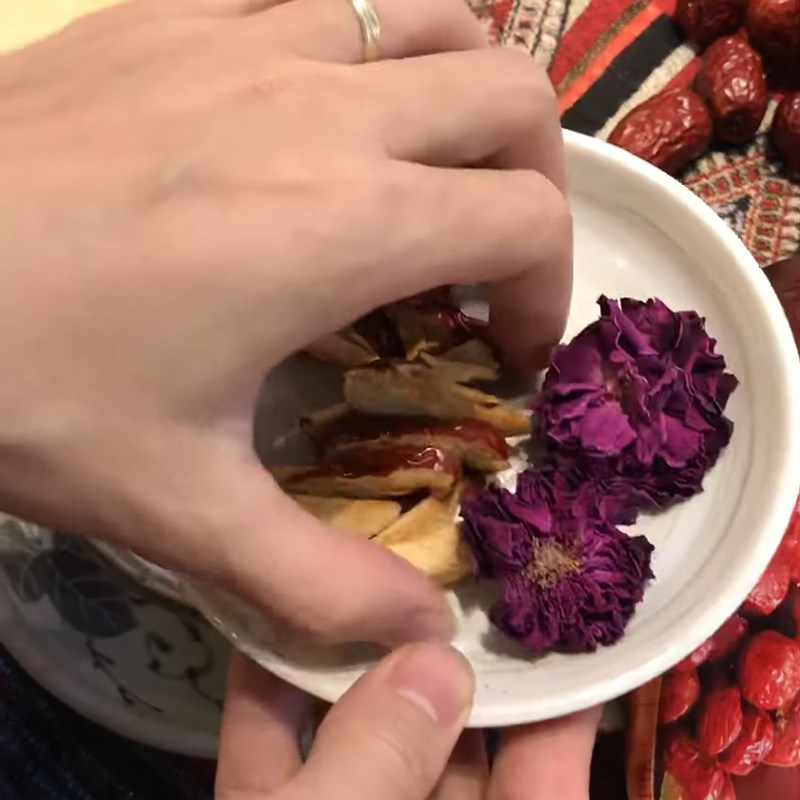 Bước 3 Ủ trà hoa hồng táo đỏ Trà hoa hồng táo đỏ