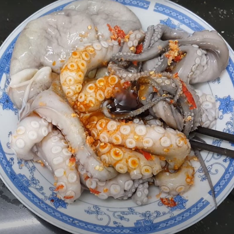 Bước 2 Ướp bạch tuộc Bạch tuộc nướng muối ớt