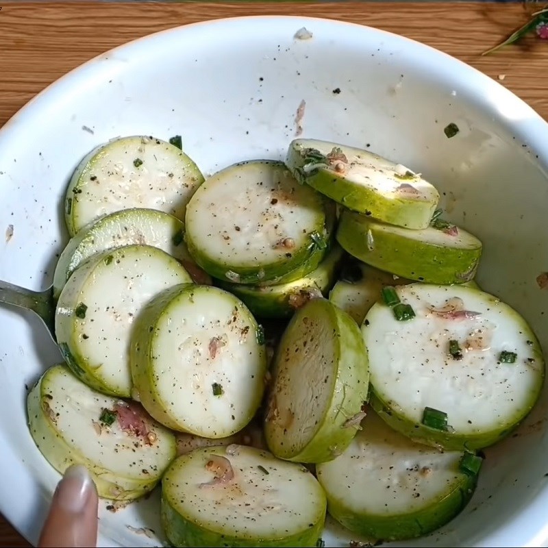 Bước 2 Ướp bầu Bầu kho tiêu