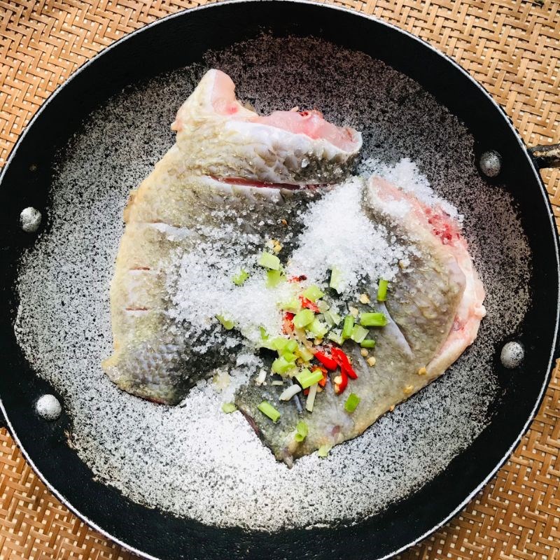 Bước 2 Ướp cá Cá rô kho tiêu
