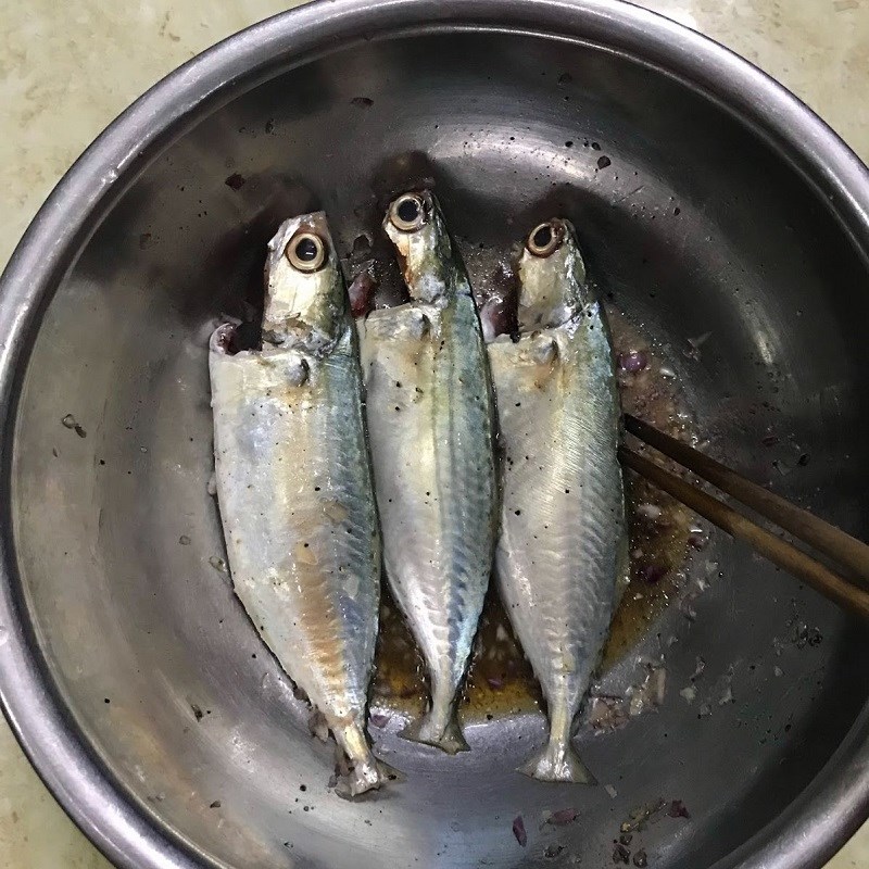 Bước 2 Ướp cá Cá bạc má kho tiêu (công thức được chia sẻ từ người dùng)