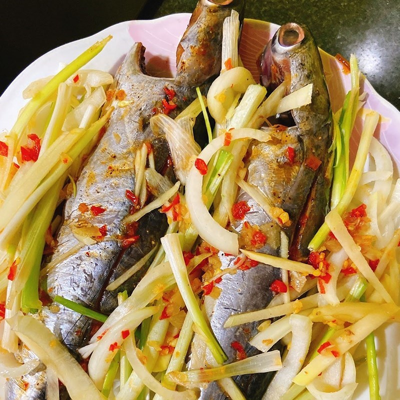 Bước 2 Ướp cá Cá ồ hấp cuốn bánh tráng