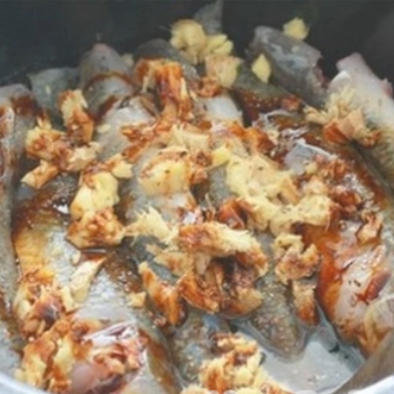 Bước 2 Ướp cá Cá bống kho gừng
