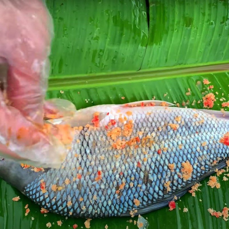 Bước 2 Ướp cá Cá mè nướng muối ớt