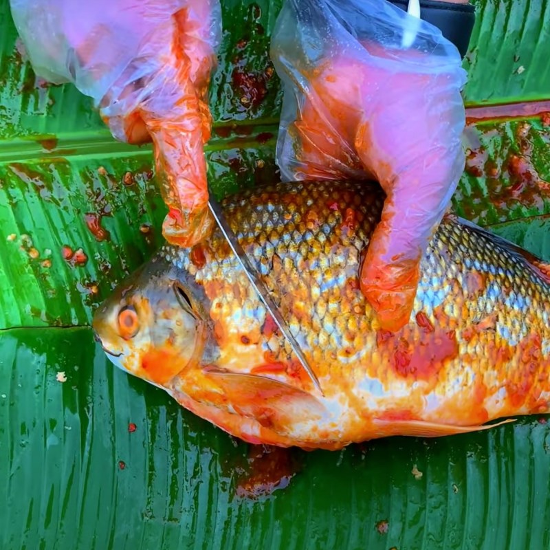 Bước 2 Ướp cá Cá mè nướng muối ớt