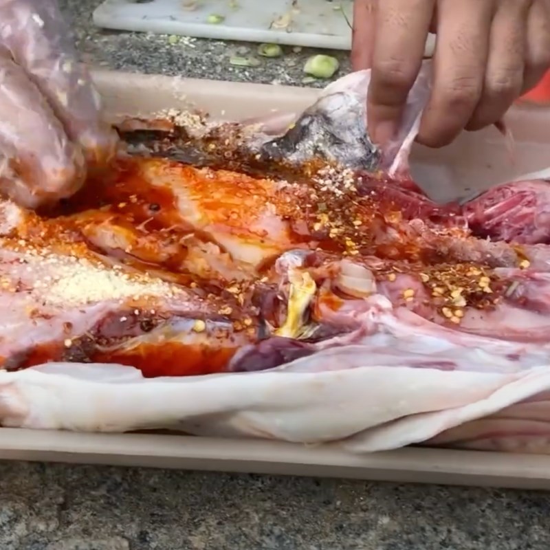 Bước 2 Ướp cá Cá mè nướng riềng sả