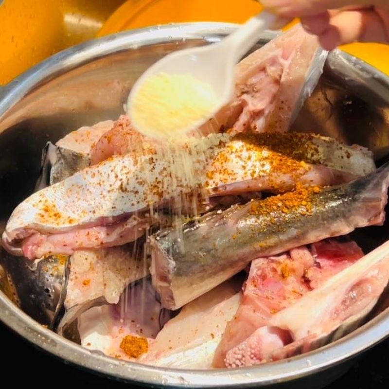 Bước 1 Ướp cá Cá chim biển nấu canh chua