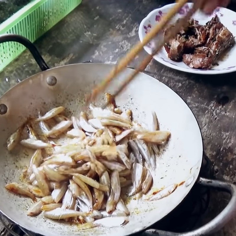 Bước 2 Ướp cá Cá lòng tong kho sả