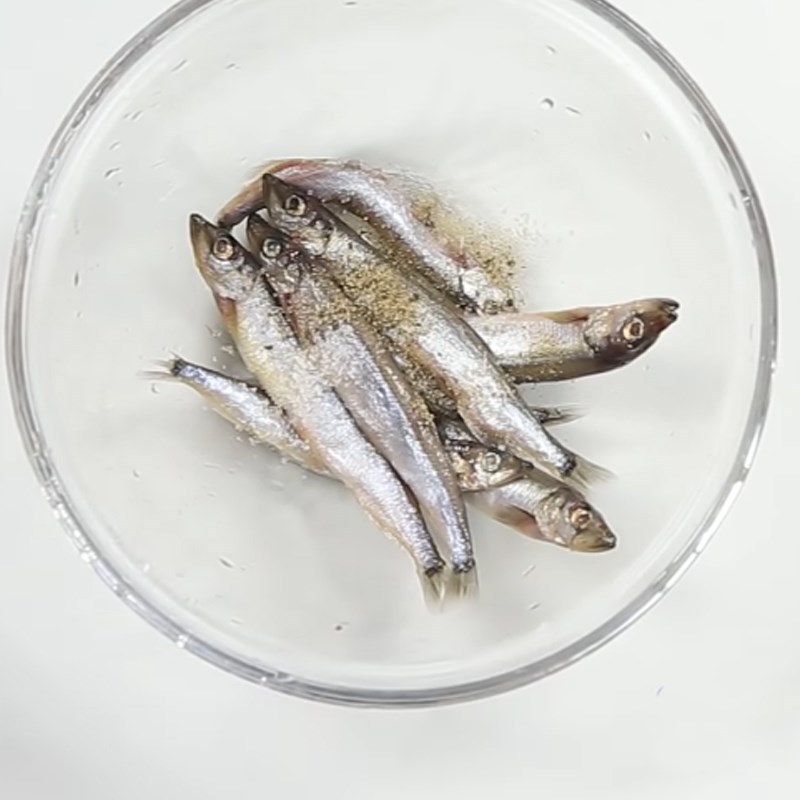 Bước 1 Ướp cá Cá trứng chiên lá lốt