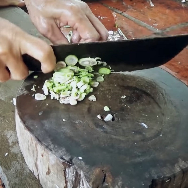 Bước 2 Ướp cá Cá lòng tong kho sả