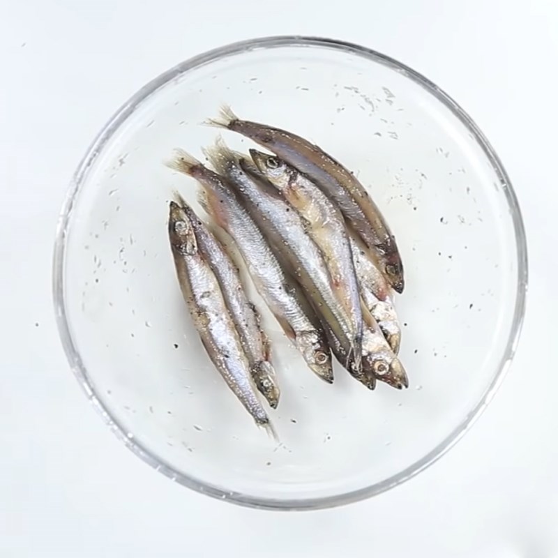 Bước 1 Ướp cá Cá trứng chiên lá lốt