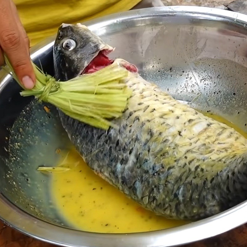 Bước 2 Ướp cá Cá chép nướng nghệ