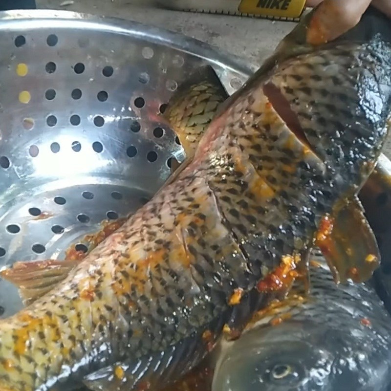 Bước 2 Ướp cá Cá chép nướng muối ớt