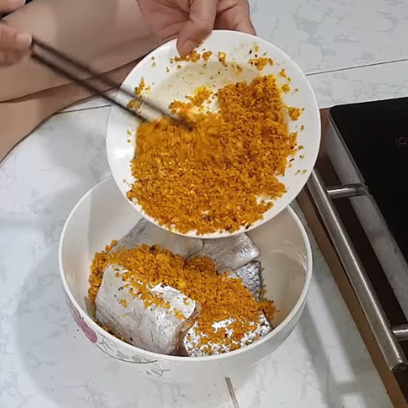 Bước 2 Ướp cá Cá hố chiên sả ớt