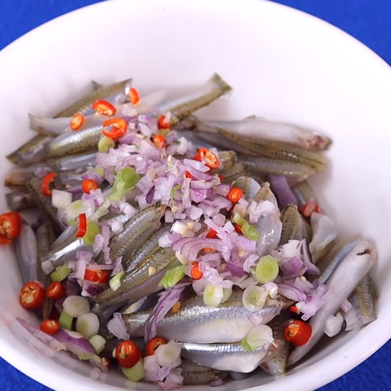 Bước 3 Ướp cá Cá lòng tong kho tóp mỡ
