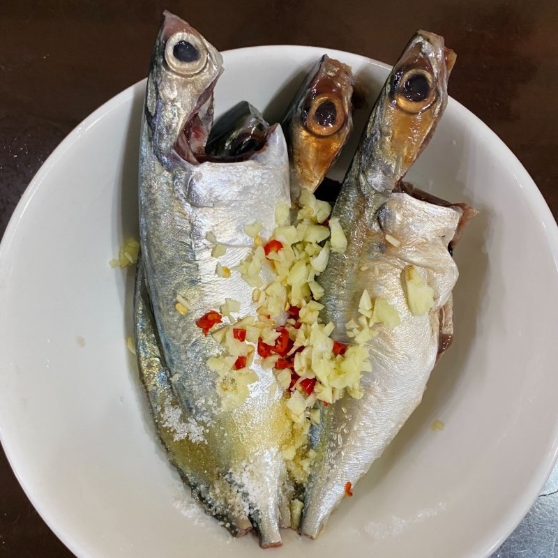 Bước 2 Ướp cá Cá bạc má kho tỏi ớt