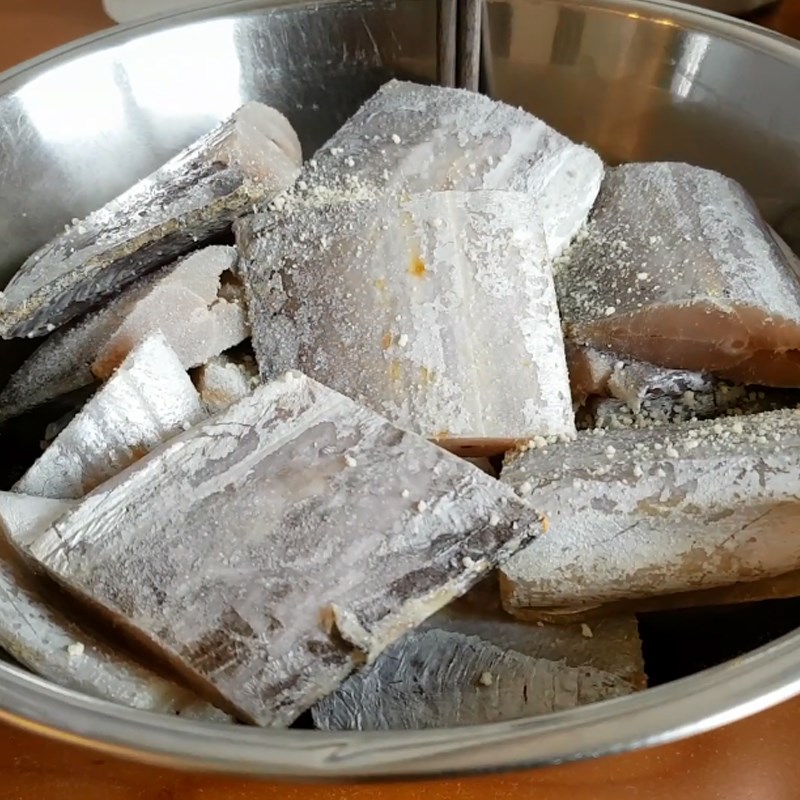 Bước 2 Ướp cá Cá hố chiên nước mắm