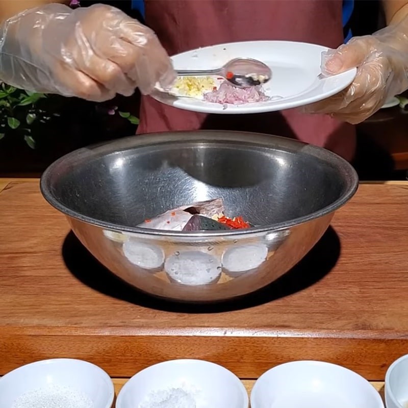 Bước 2 Ướp cá Cá bạc má nấu ngót