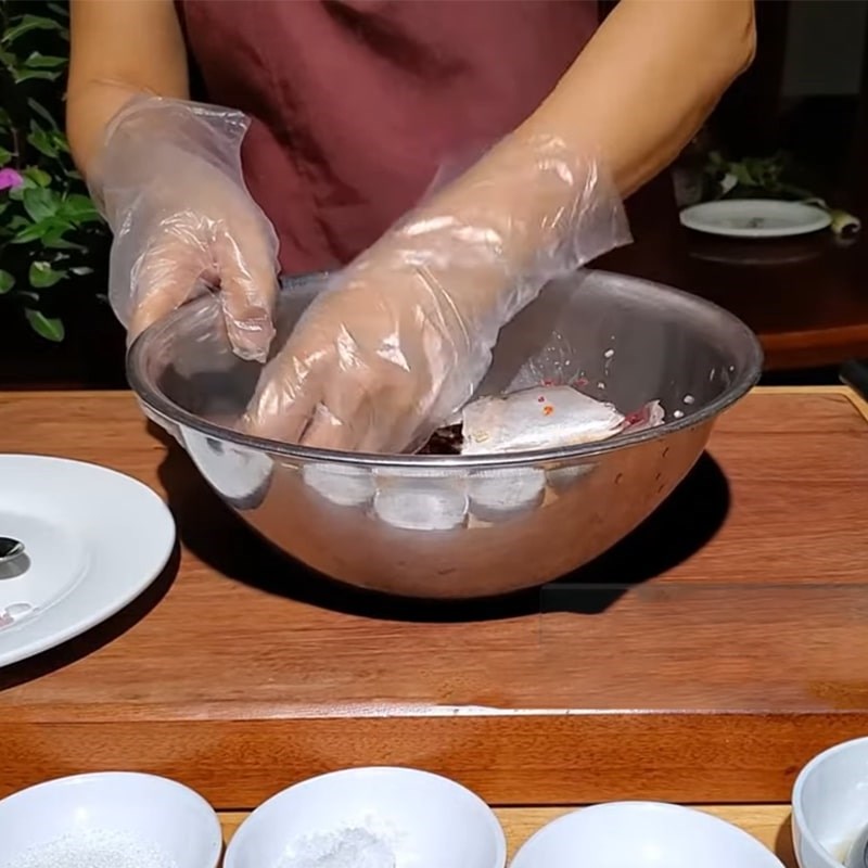 Bước 2 Ướp cá Cá bạc má nấu ngót