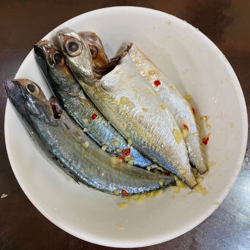 Bước 2 Ướp cá Cá bạc má kho tỏi ớt