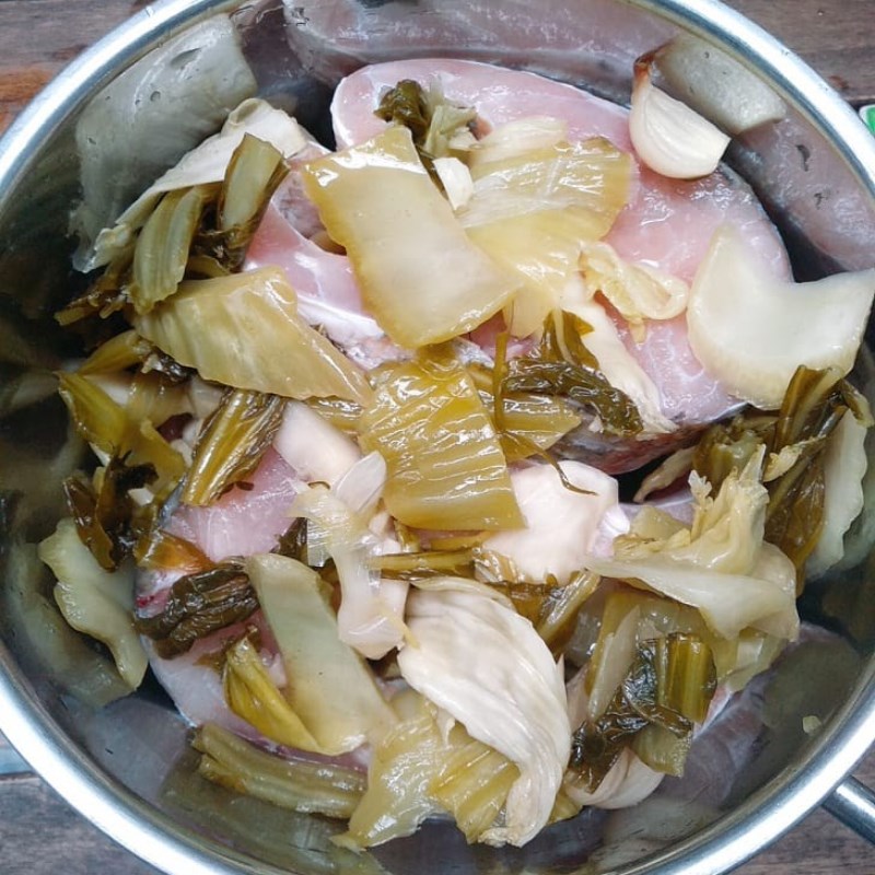 Bước 2 Ướp cá Cá trắm kho dưa