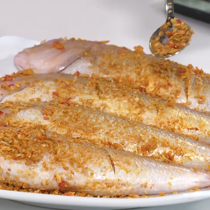 Bước 2 Ướp cá Cá hường chiên sả ớt