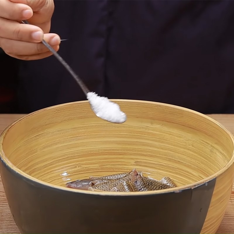 Bước 2 Ướp cá Cá bống kho tộ
