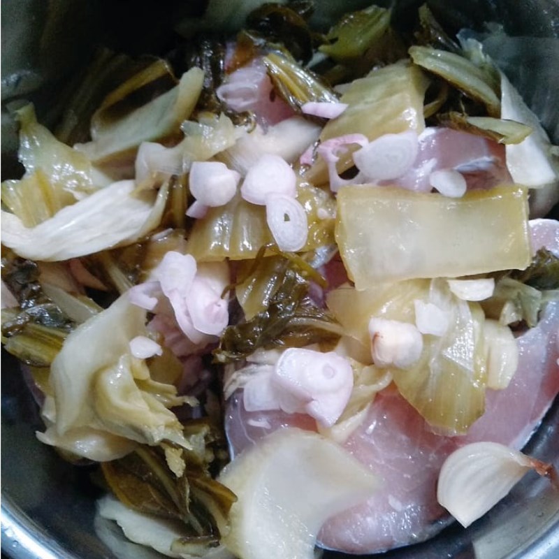 Bước 2 Ướp cá Cá trắm kho dưa