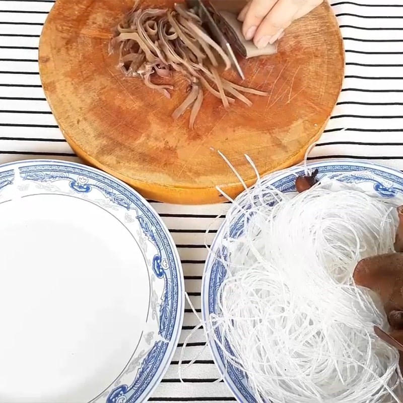 Bước 2 Sơ chế các nguyên liệu khác Cá nục hấp cuốn bánh tráng