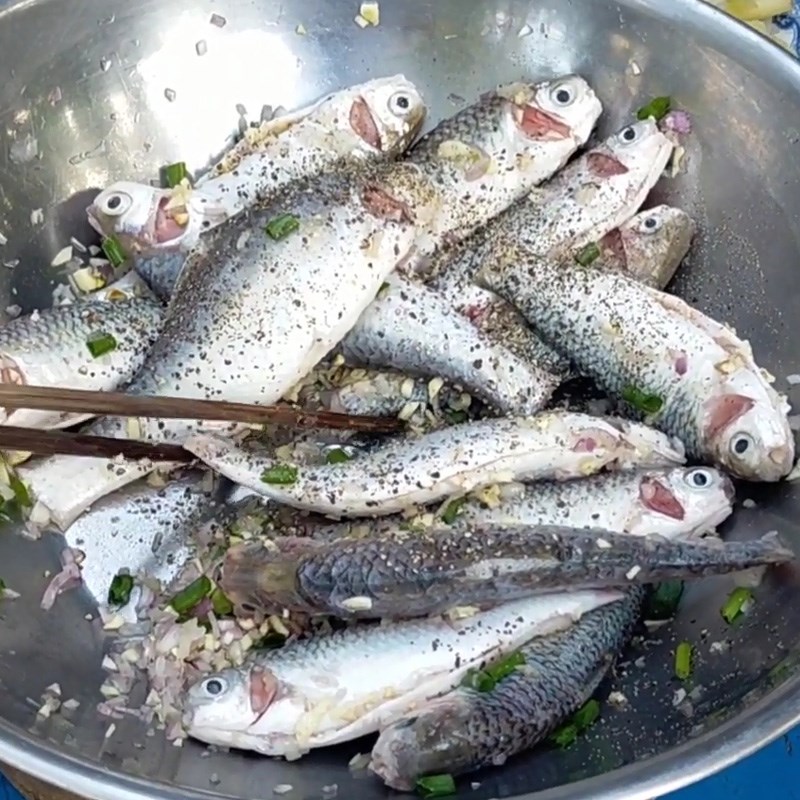 Bước 2 Ướp cá Cá linh kho mía