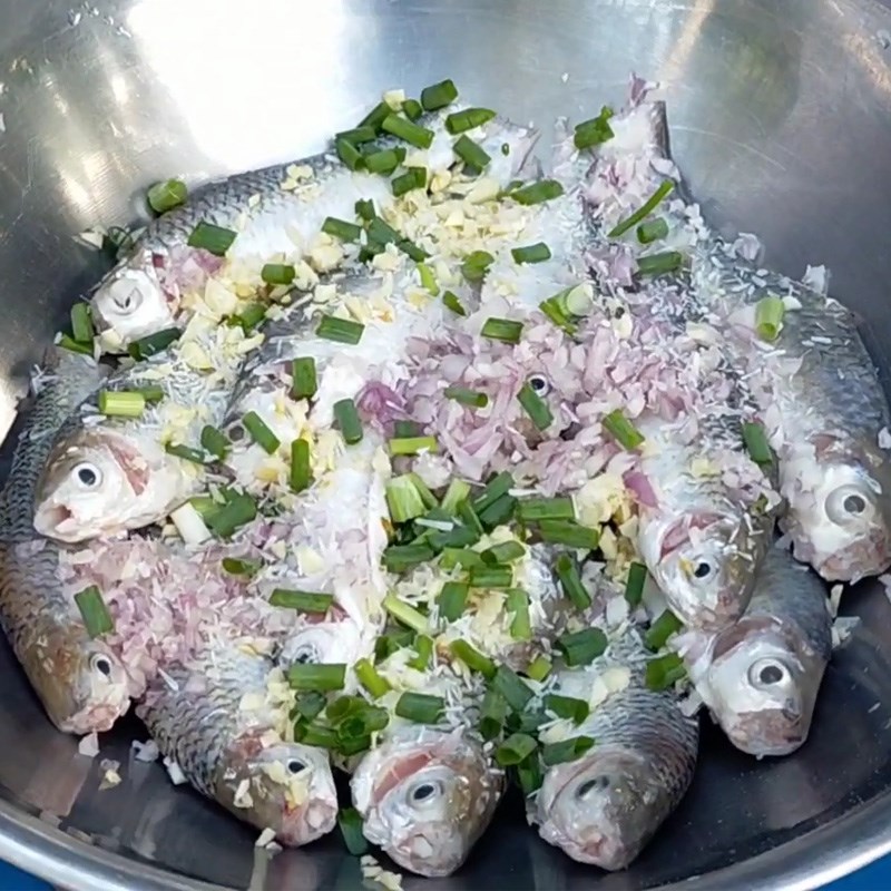 Bước 2 Ướp cá Cá linh kho mía