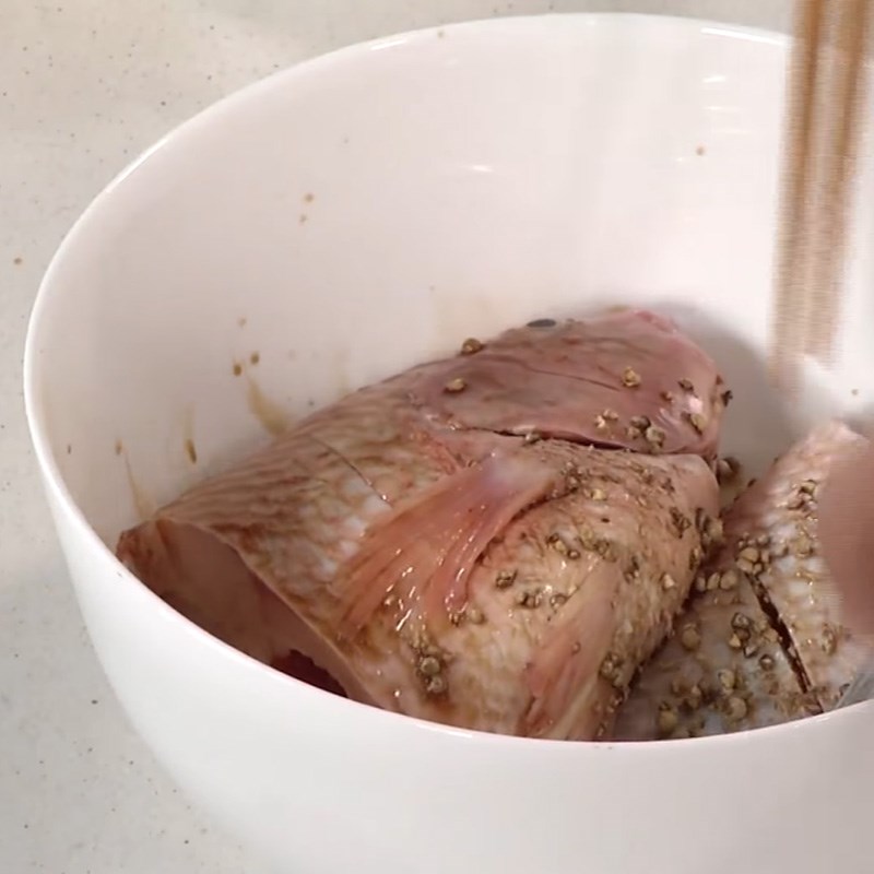 Bước 3 Ướp cá Cá diêu hồng kho tương hột