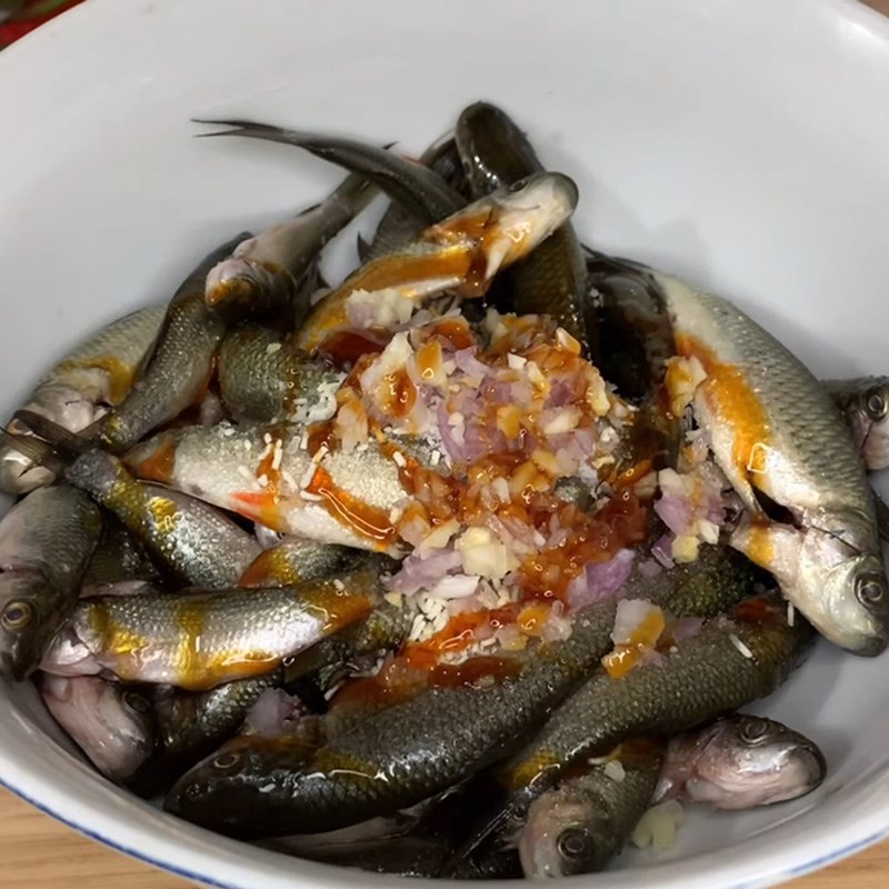 Bước 2 Ướp cá Cá linh kho me