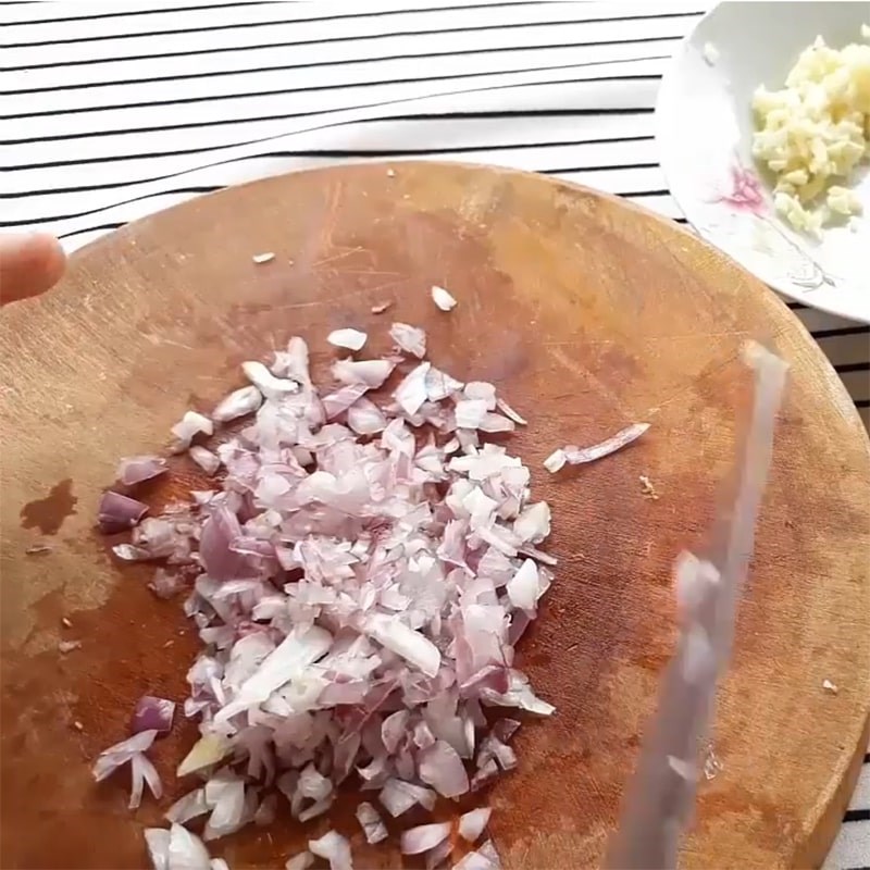 Bước 2 Sơ chế các nguyên liệu khác Cá nục hấp cuốn bánh tráng
