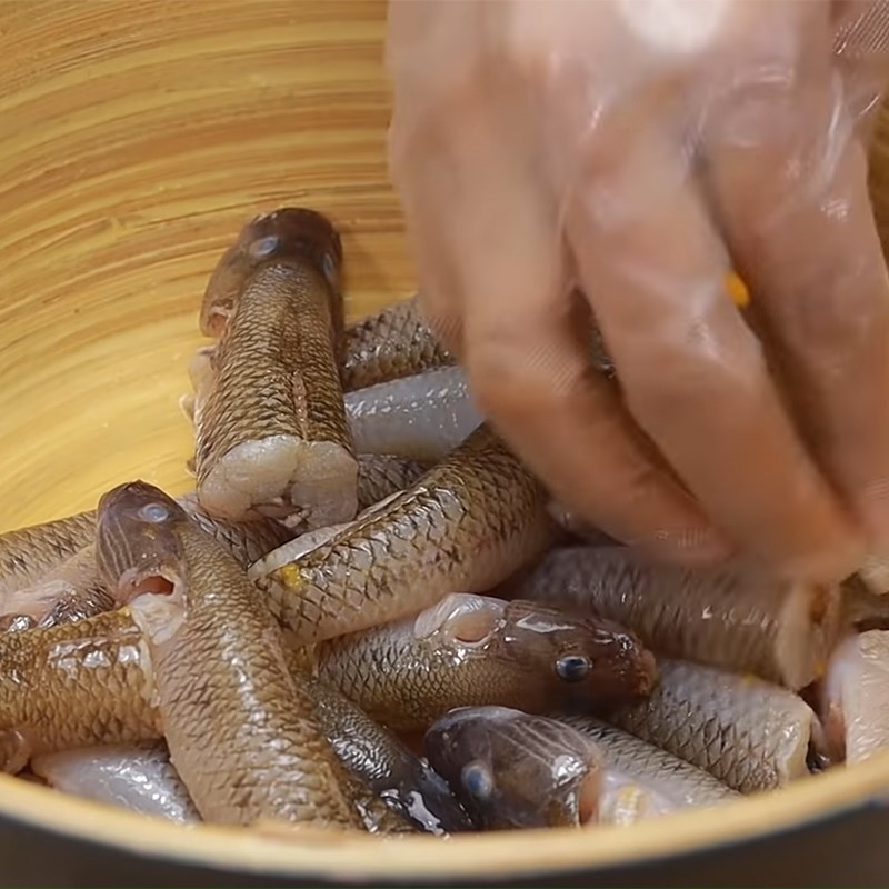 Bước 2 Ướp cá Cá bống kho tộ