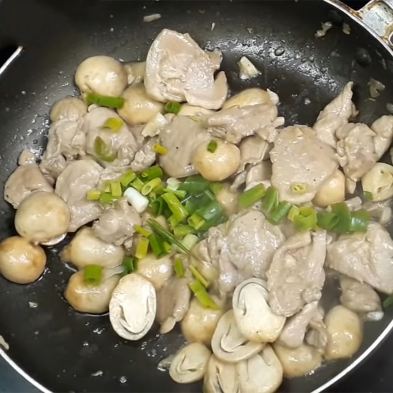 Bước 3 Xào thịt với nấm Nấm rơm xào thịt heo