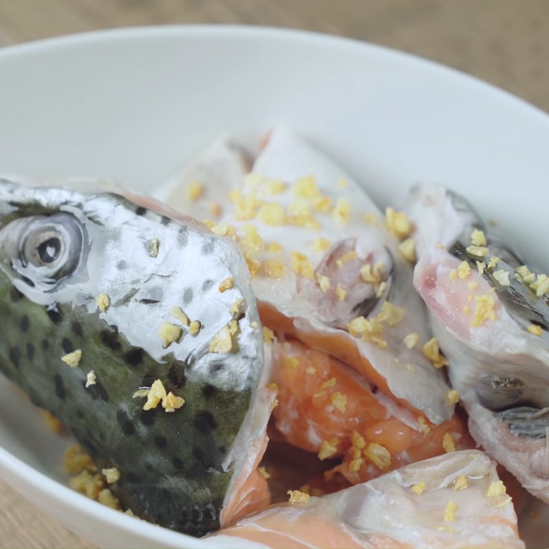 Bước 3 Ướp cá Canh kim chi đầu cá hồi