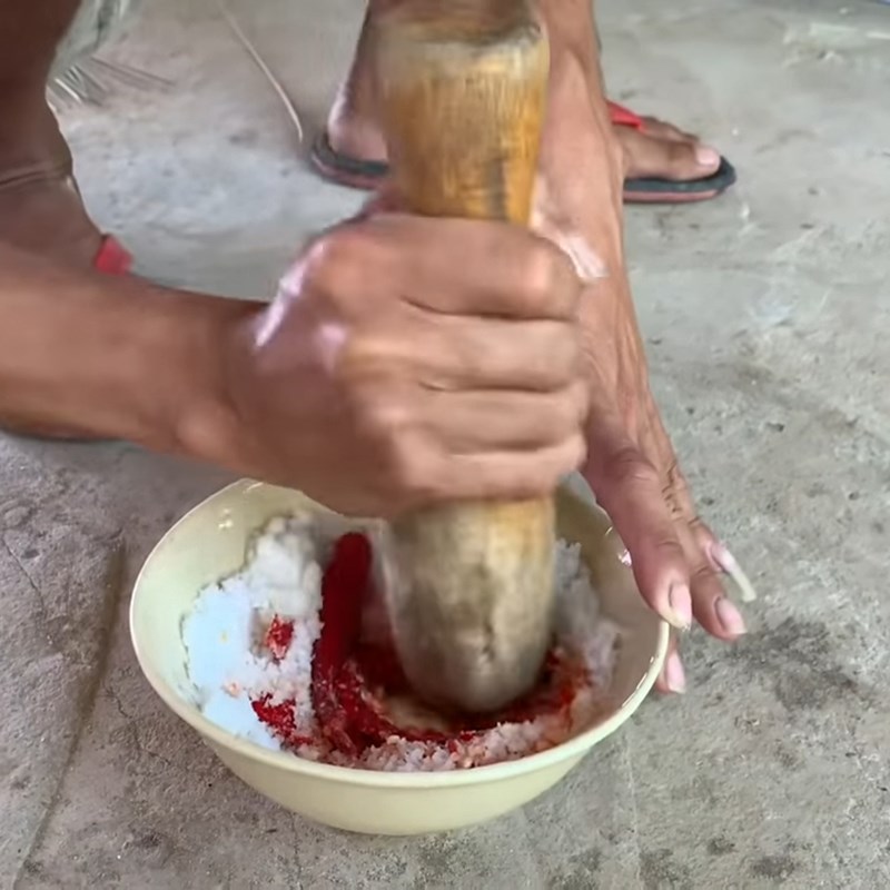 Bước 2 Ướp cá Cá thòi lòi nướng muối ớt