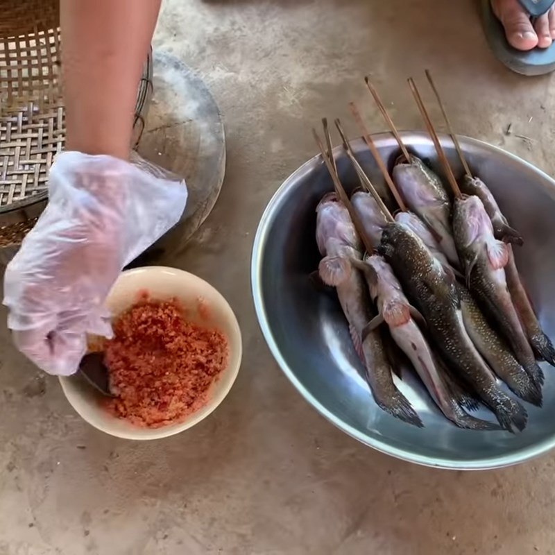 Bước 2 Ướp cá Cá thòi lòi nướng muối ớt