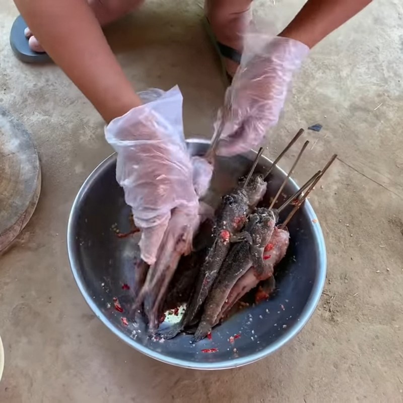 Bước 2 Ướp cá Cá thòi lòi nướng muối ớt