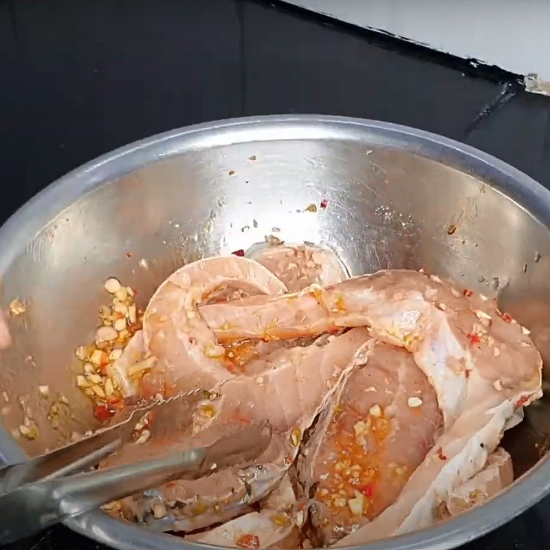 Bước 3 Ướp cá chép giòn Cá chép giòn nướng muối ớt